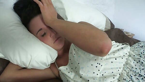 Жешката јапонска курва Кана Каваи добива вибратор со шипкање на нејзиниот влакнест муф