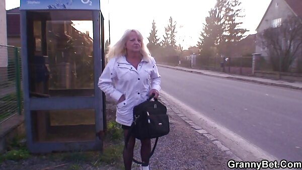 Ревносната девојка ја става нејзината веќе влажна пичка со прсти, ја лиже и ја дупчи со дилдо