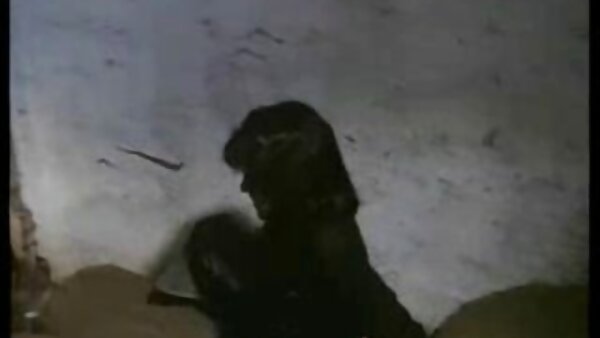 Уредната нимфона Акина Хара маестрално го цица курот на својот љубовник додека се капе