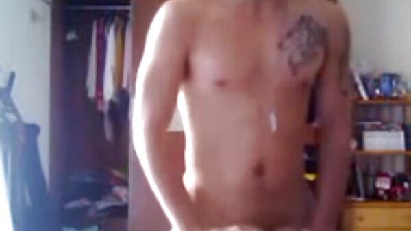 Секси джинджифилово Џоди Тејлор добива масажа со плен по туширањето