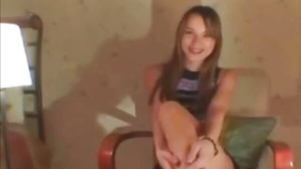 Исончаната црнокоса убавица Алисон Стар ја милува нејзината темна ким