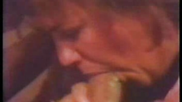 Јапонската бимбо гладна за секс Момо Химено си ја задева пичката со расипани раце