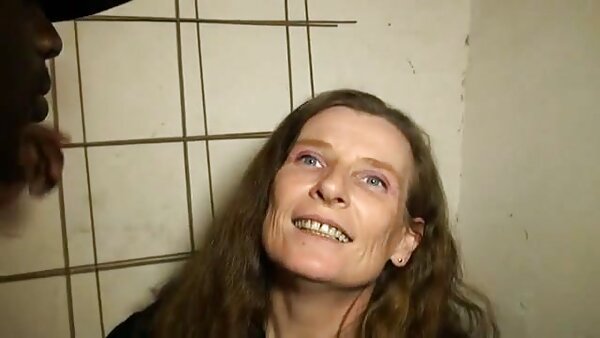 Откачена и атрактивна русокоса со убави гради се зачукува