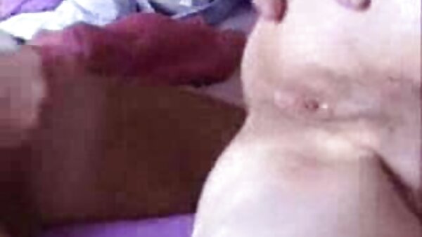 Светлокоса тенка азиска девојка зема силен кур во избричена пичка за возење