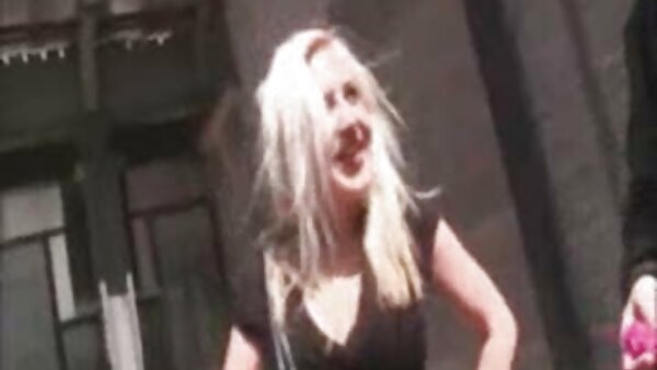 Непријатната секретарка Џени покажува стриптиз закачка во канцеларијата
